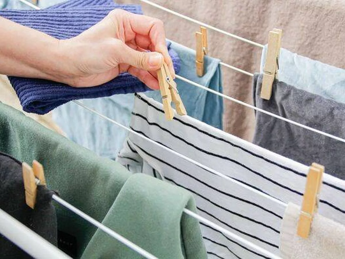 Linge séchant à l'intérieur d'une pièce