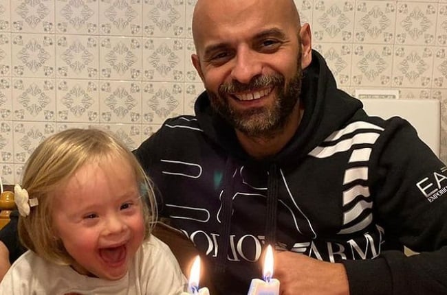 Homme, motard, dans son atelier