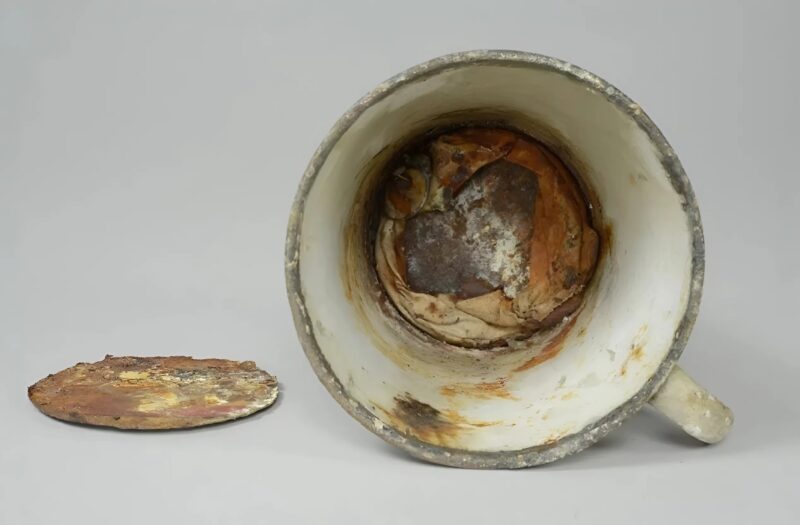Un secret enfoui dans une tasse d’Auschwitz refait surface après 70 ans d’exposition silencieuse