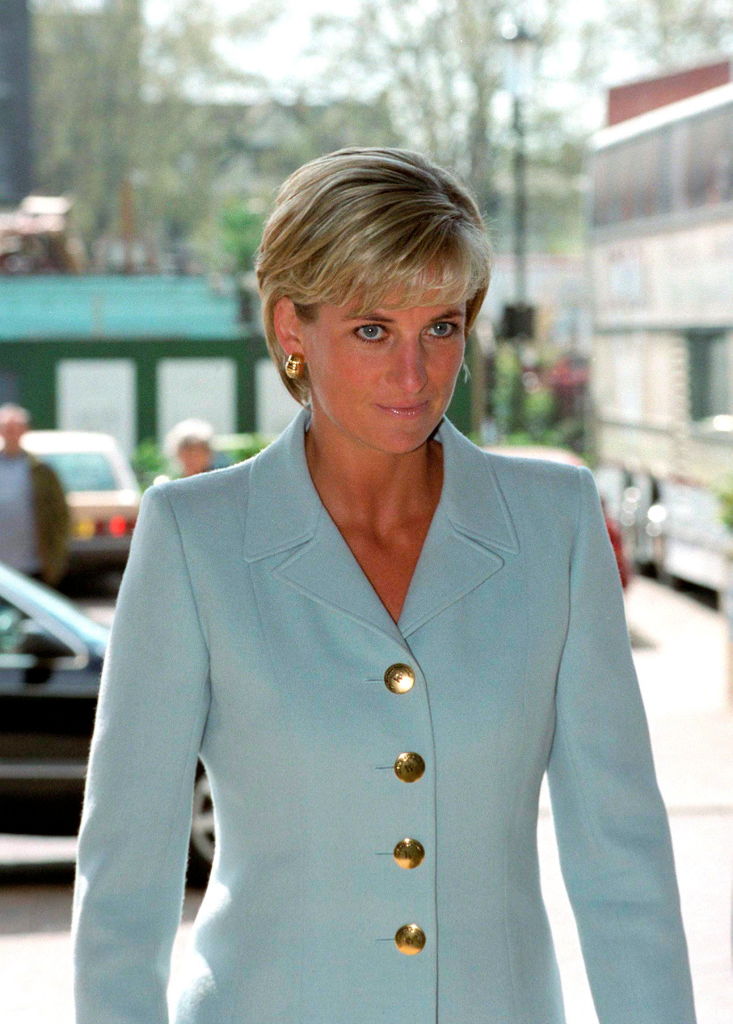 Diana souriante et pensive