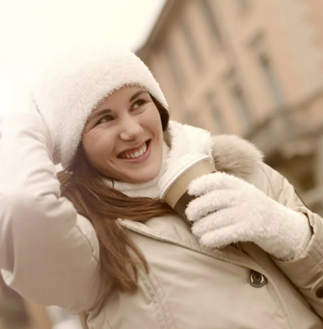 Jeune femme souriante avec de profondes fossettes sur les joues