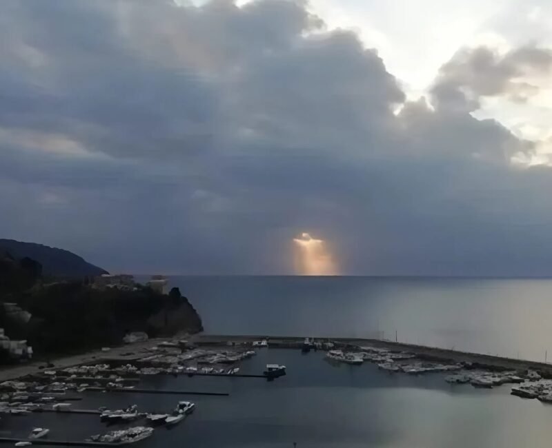 Paysage de ciel avec des rayons de soleil perçant à travers les nuages