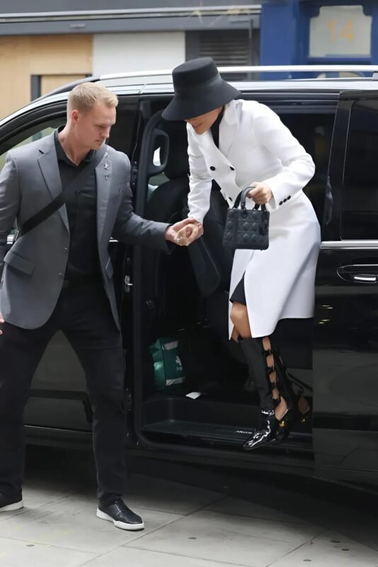 Londres : Jennifer Lopez, 54 ans, dévoile son mystérieux compagnon blond — mais qui est-il vraiment ?
