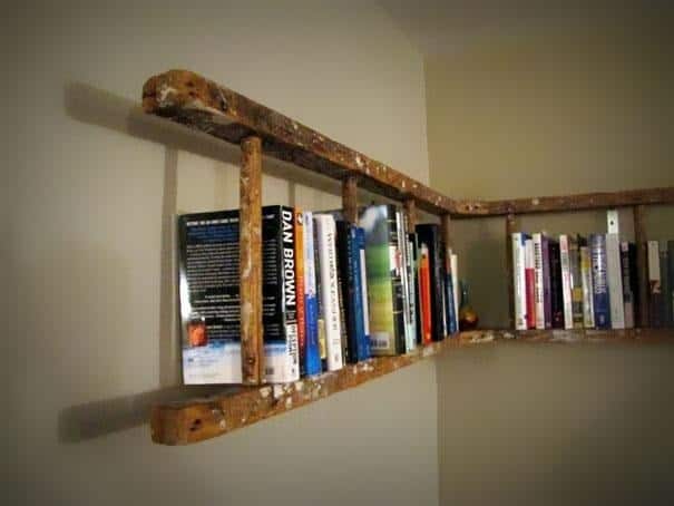 Échelle en bois peinte utilisée comme bibliothèque murale