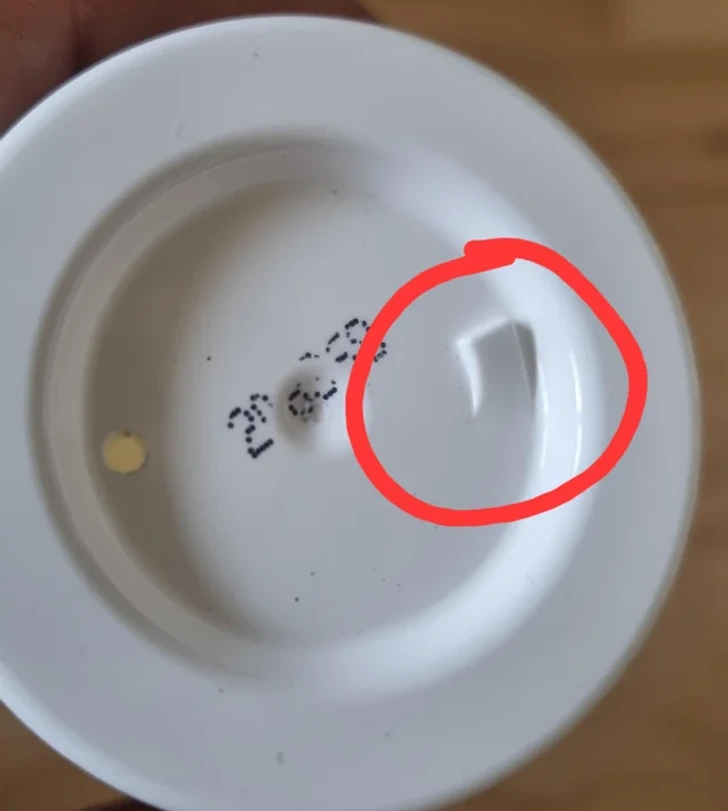 Intérieur d'un flacon de crème montrant une rampe inclinée