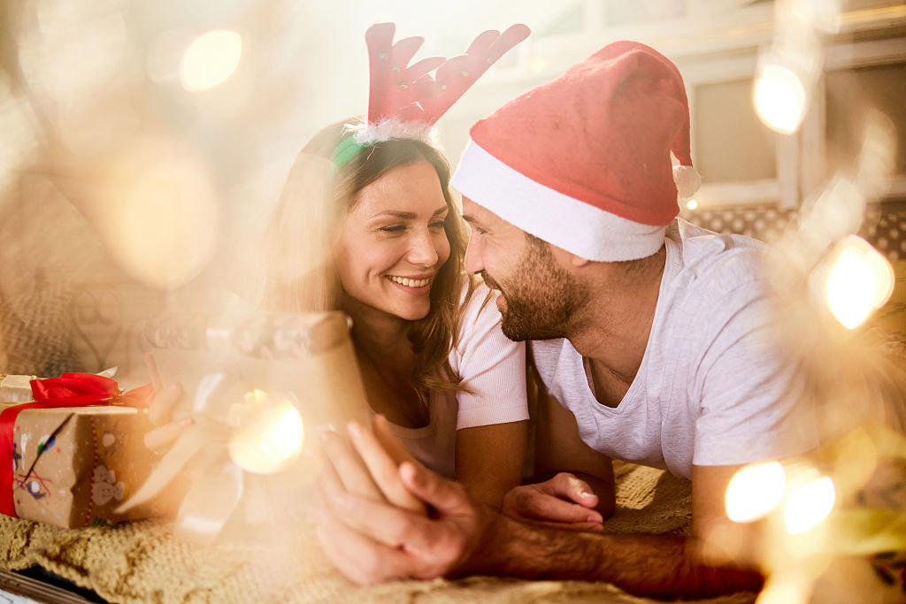 Couple heureux dans un café, se regardant avec tendresse.