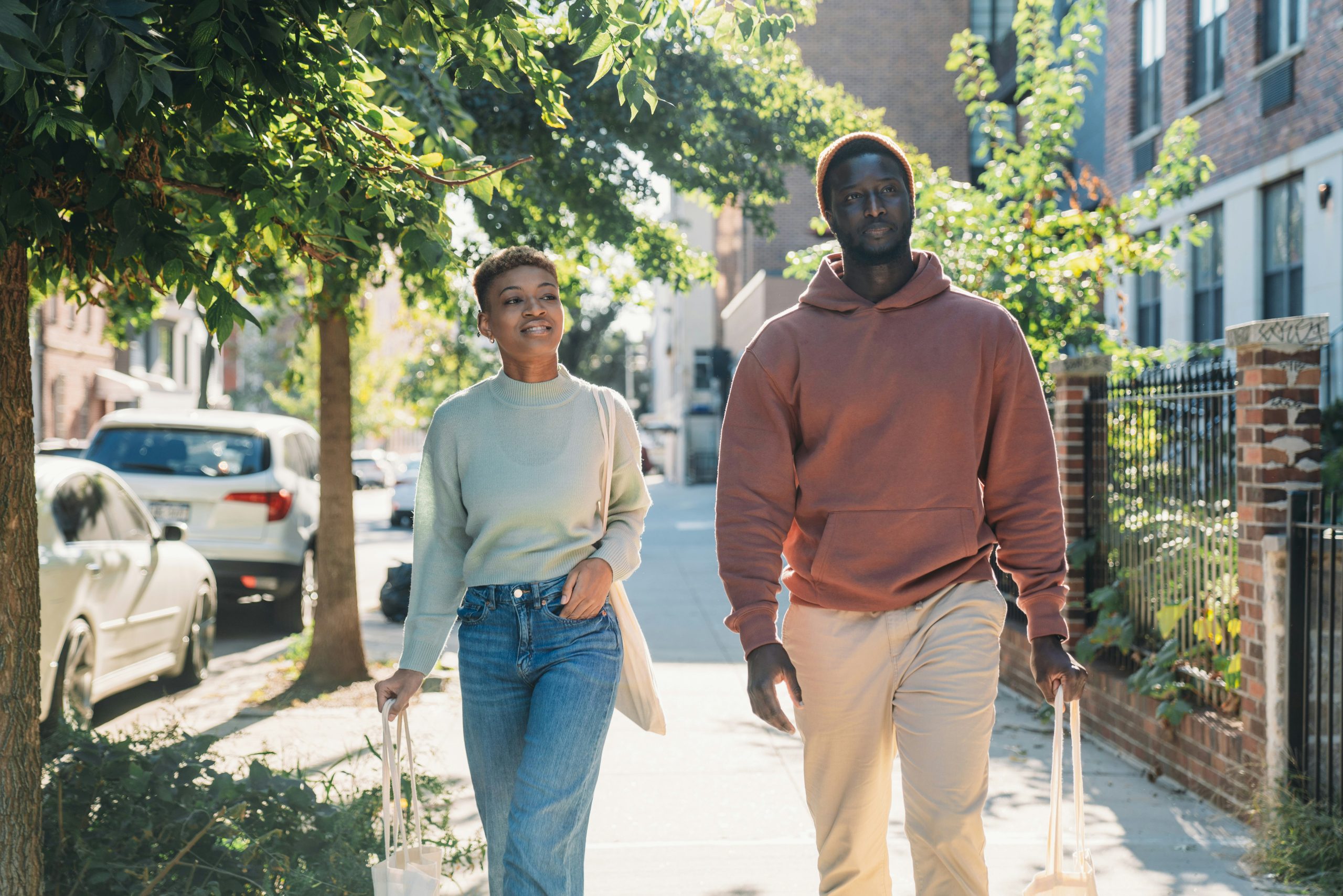 Couple riant ensemble sur un canapé, complicité évidente
