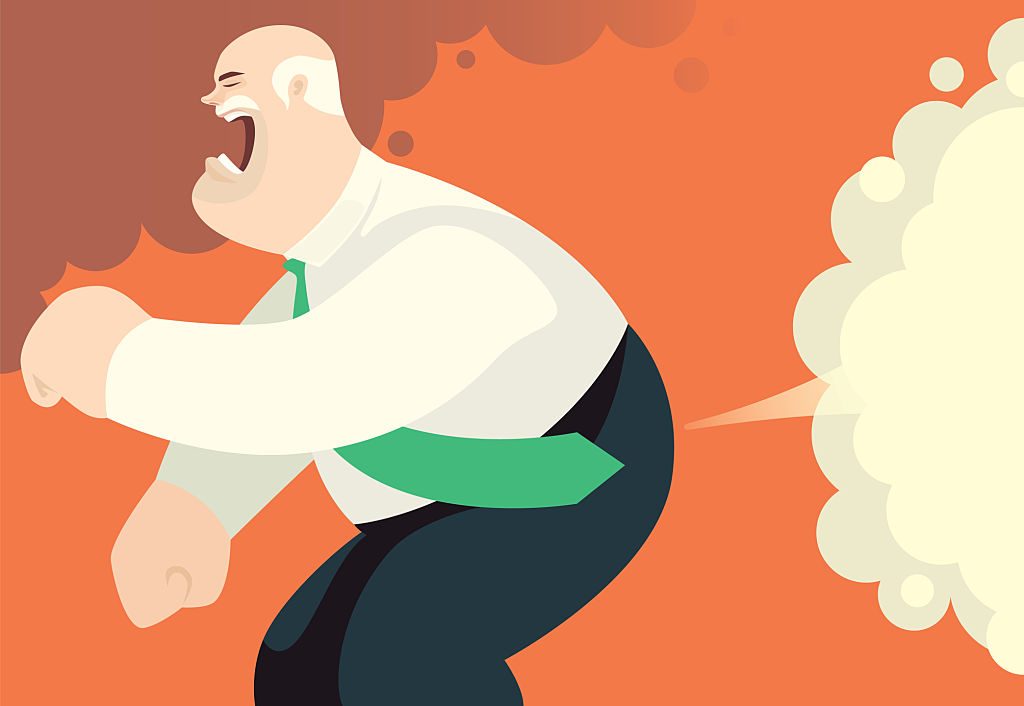 Femme se tenant le dos, l'air fatiguée, illustrant une sensation de lourdeur