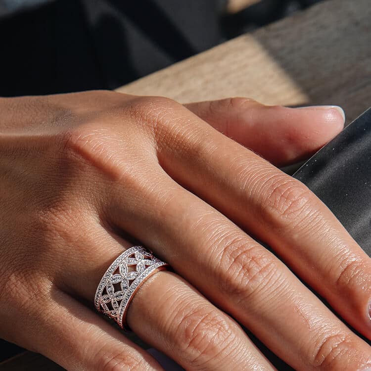 Votre bague à la main droite : ce que ce détail dit vraiment de vous