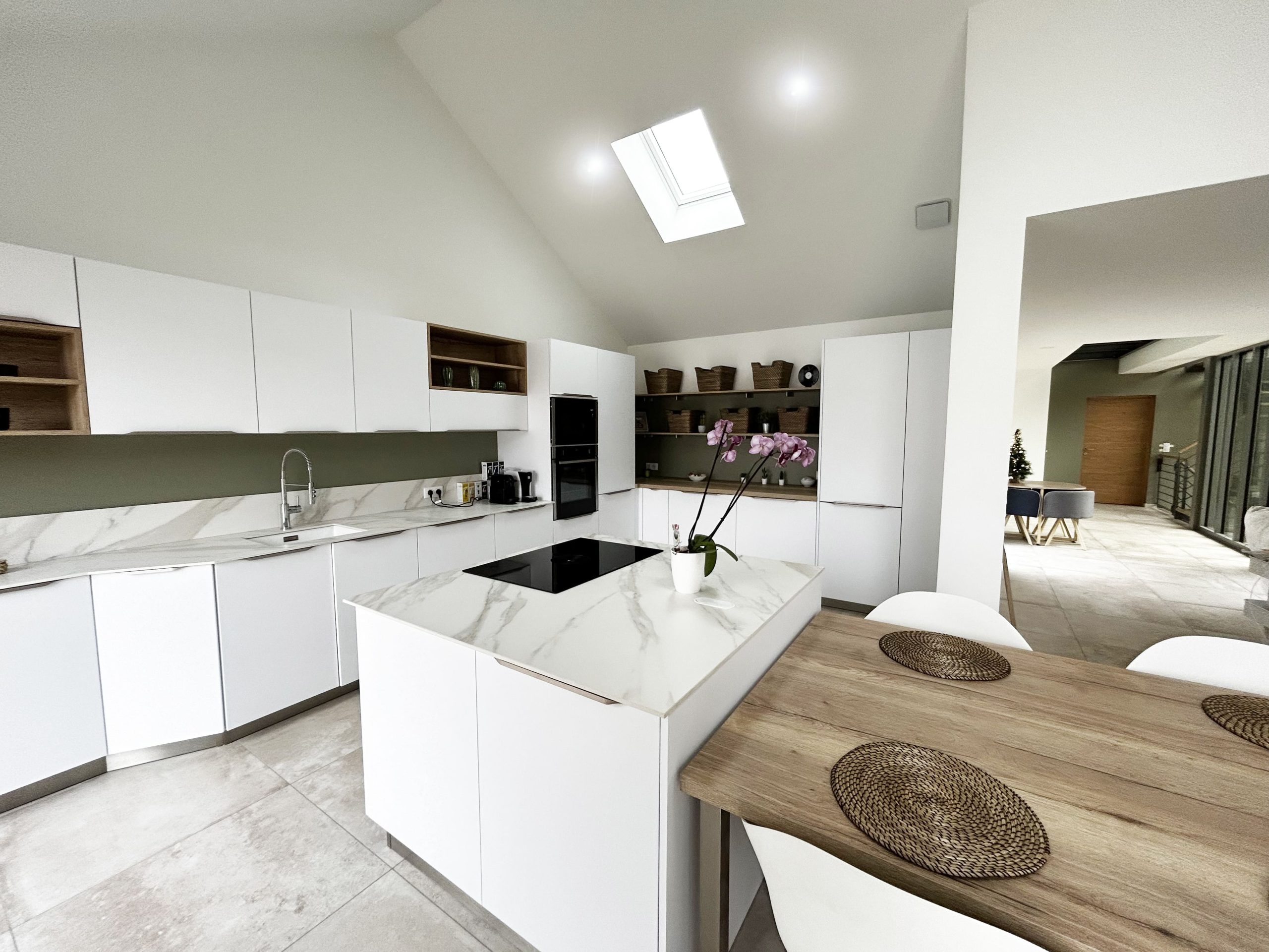 Cuisine propre, lumineuse et bien rangée, sans aucun moucheron