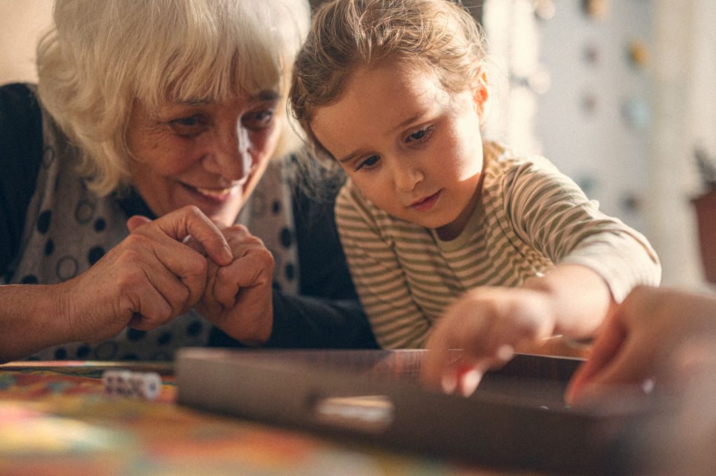 Une porte d'entrée, symbole de séparation et de retrouvailles difficiles.