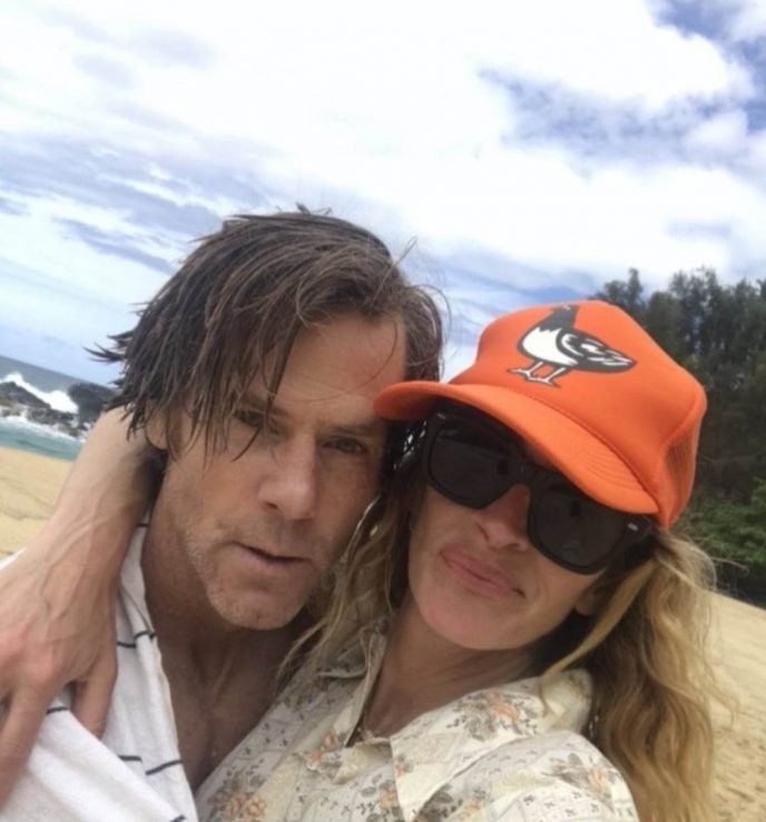 Julia Roberts et Daniel Moder sourient, complices, dans un moment de vie quotidienne