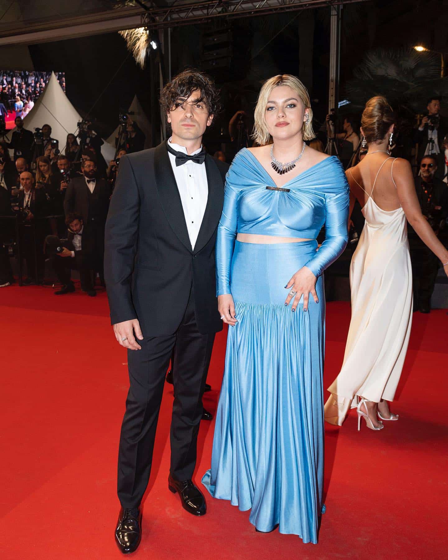 Louane : la robe à l’encolure idéale qui magnifie ses épaules et fait sensation