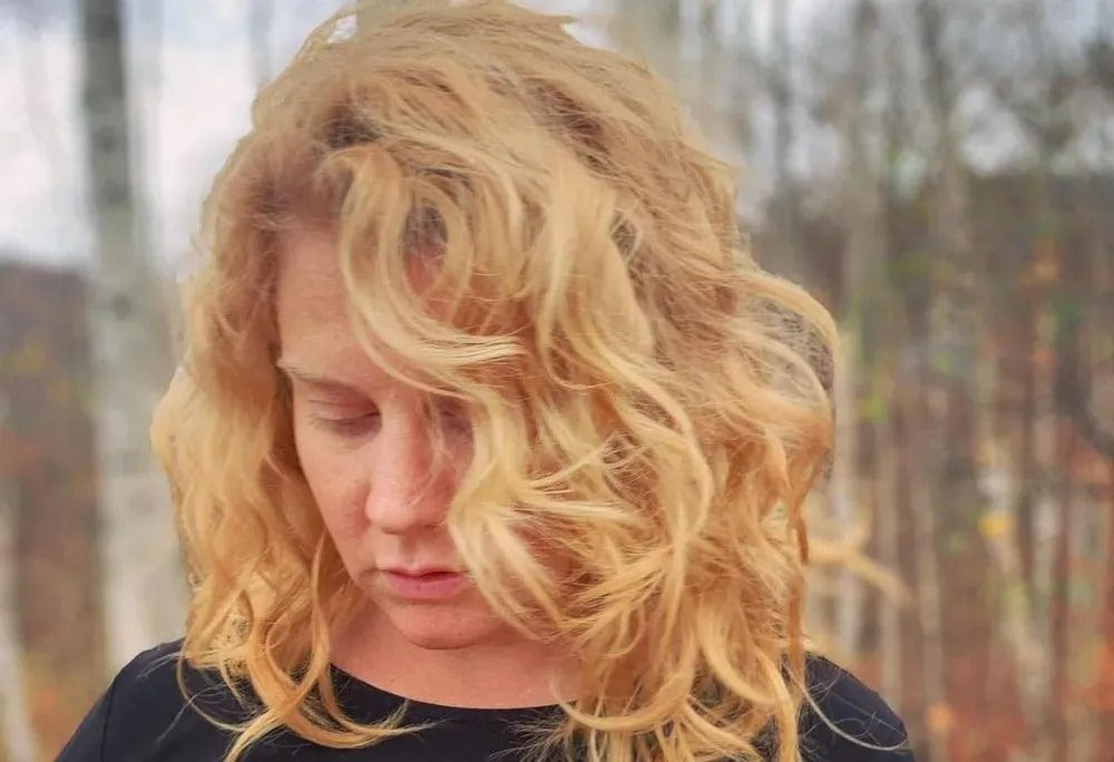 Femme essayant une nouvelle activité