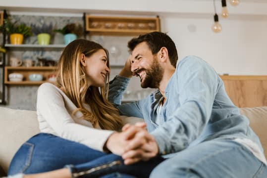 Les petites habitudes féminines irrésistibles qui touchent les hommes en plein cœur
