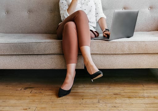 Personne assise confortablement les jambes croisées