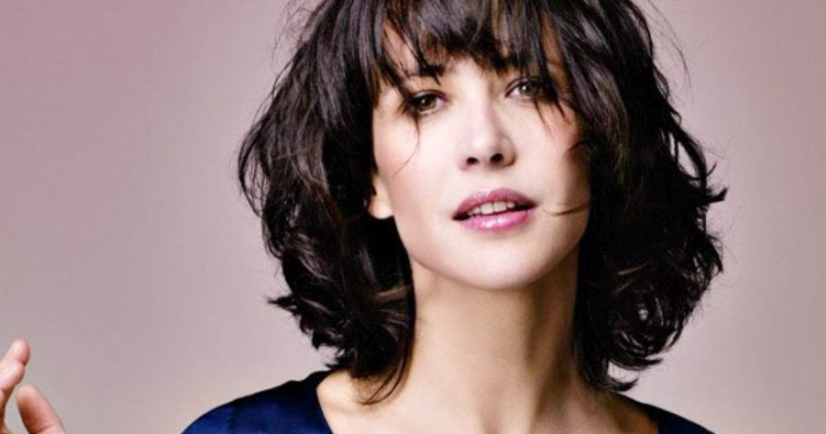 Sophie Marceau souriante, élégante et naturelle