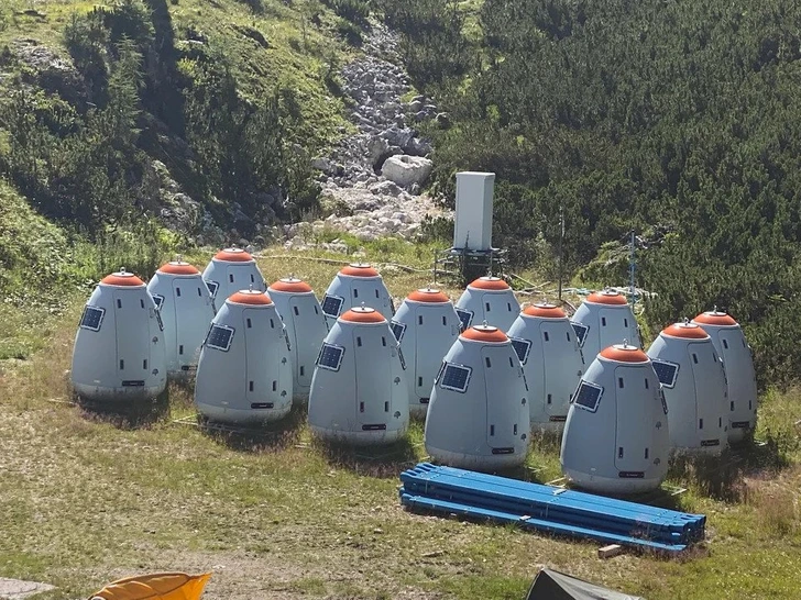 Capsules métalliques fixées sur des poteaux en montagne