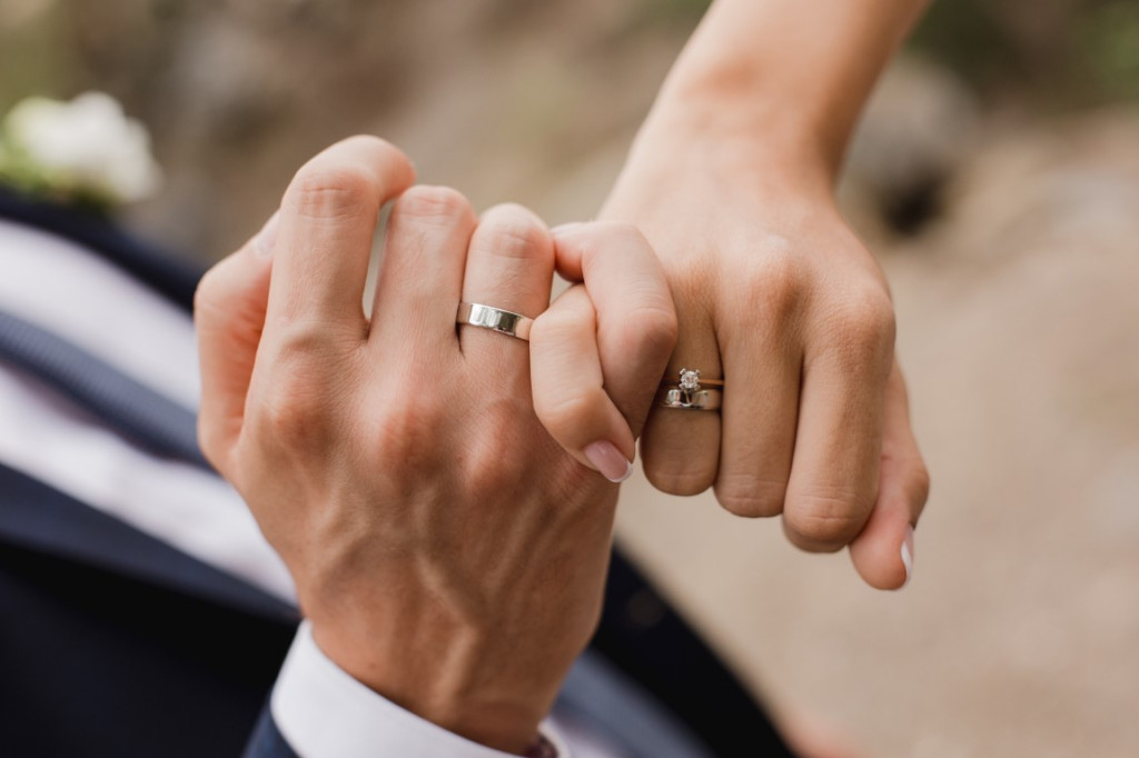 Couple s'embrassant lors de leur mariage