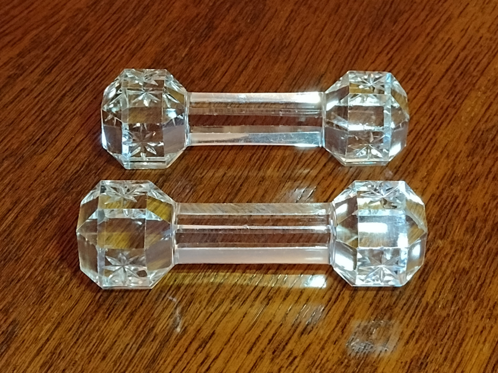 Repose-couteau élégant sur une table