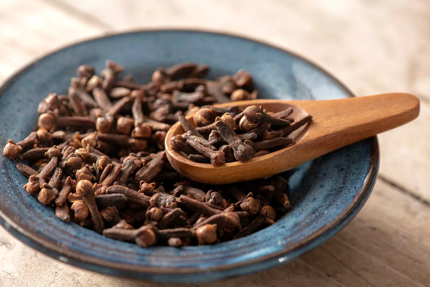 Infusion de clous de girofle dans une tasse