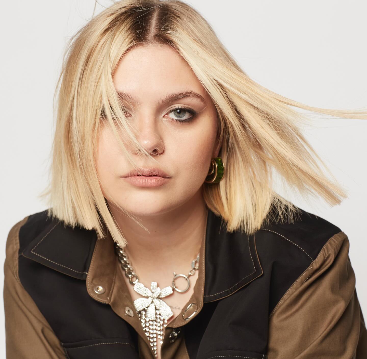 Louane : la robe à l’encolure idéale qui magnifie ses épaules et fait sensation