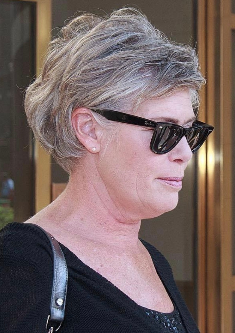 Kelly McGillis dans son rôle de mentor, souriante et bienveillante