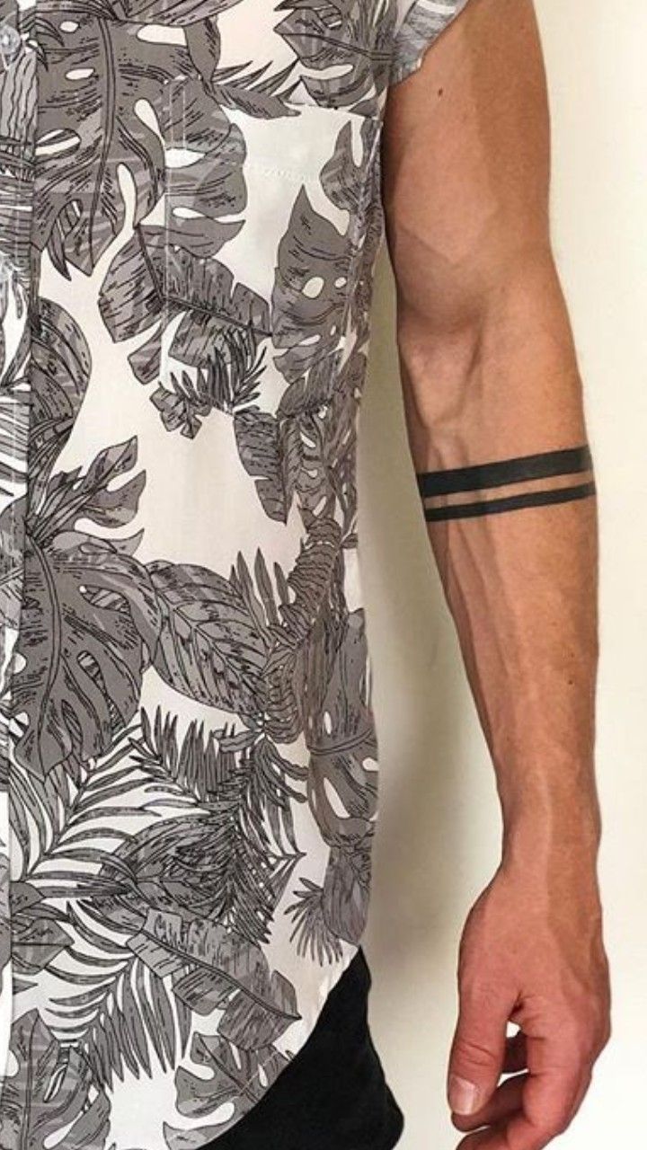 Le tatouage minimaliste par bandes noires : un symbole discret aux mille histoires