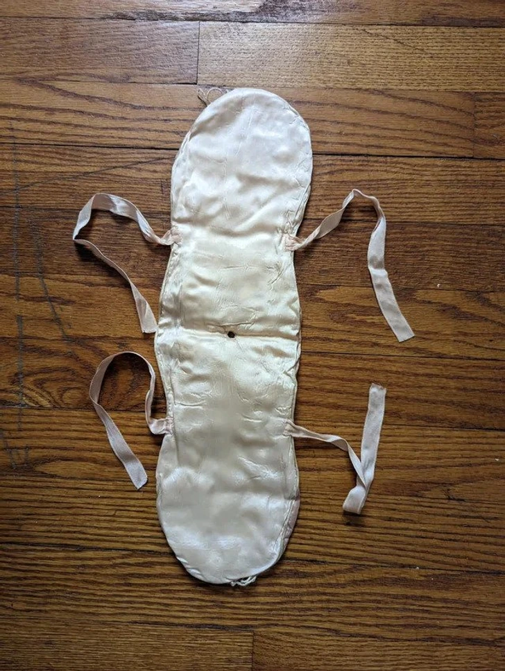 Housse en tissu matelassé avec une ouverture pour le crochet du cintre