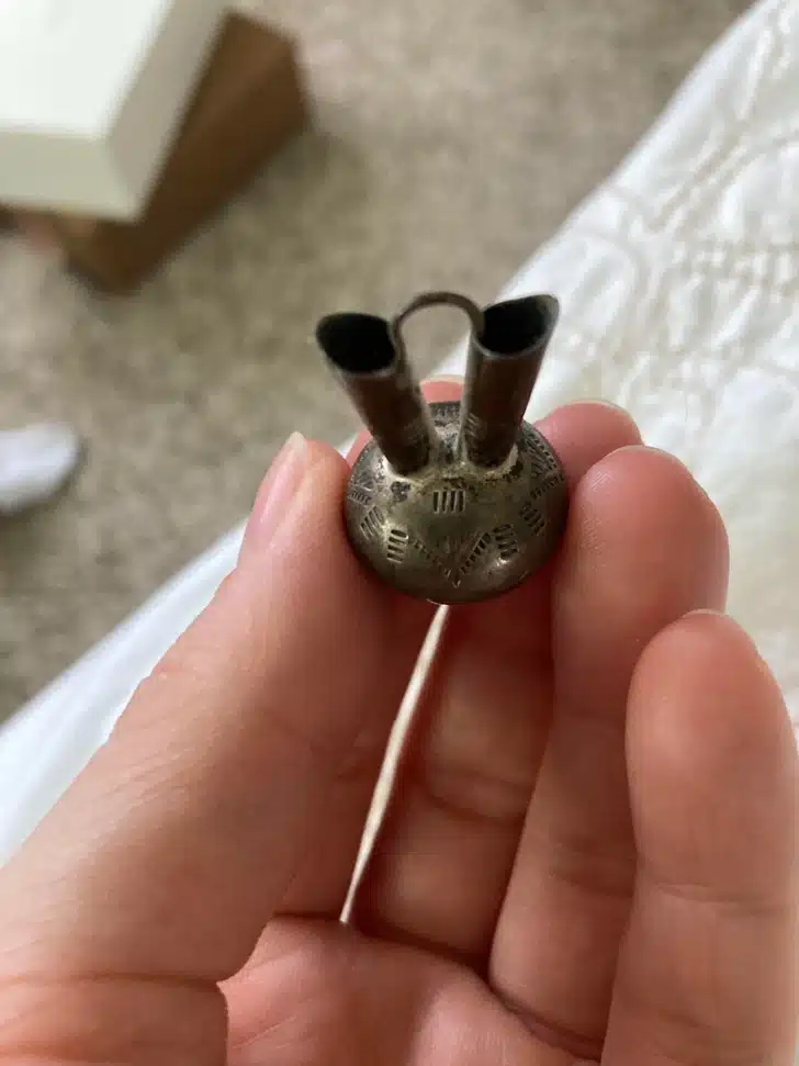 Petit vase argenté avec gravures traditionnelles