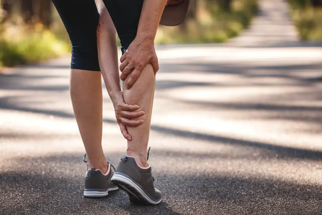 Douleurs aux jambes et os fragiles : et si c’était le signe d’une carence vitaminique ?
