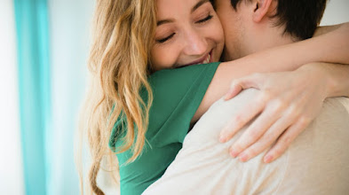 Couple échangeant un regard complice