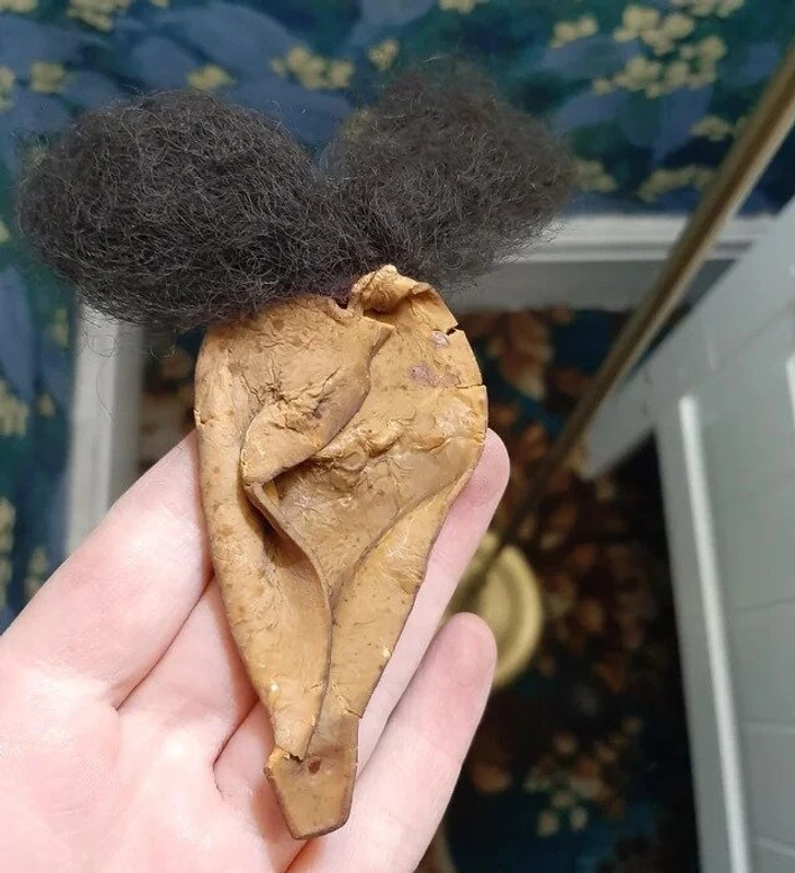 Faux nez en plastique beige, équipé d'une fausse moustache noire