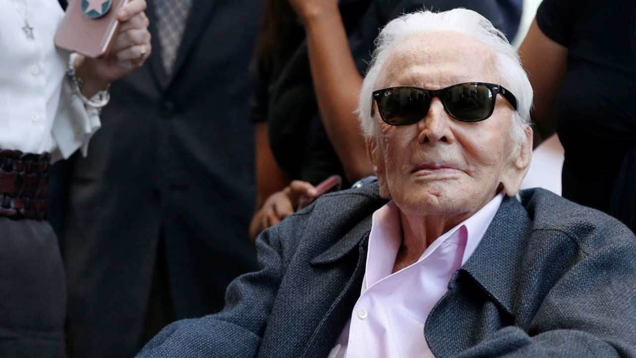 Kirk Douglas souriant et alerte, à un âge avancé