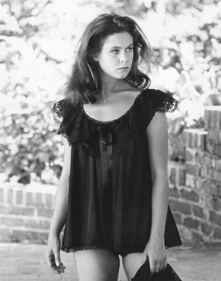 Elizabeth Montgomery dans le rôle de Samantha Stephens, effectuant son geste iconique du nez.