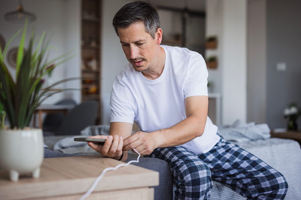 Facture d'électricité et chargeur sur une table