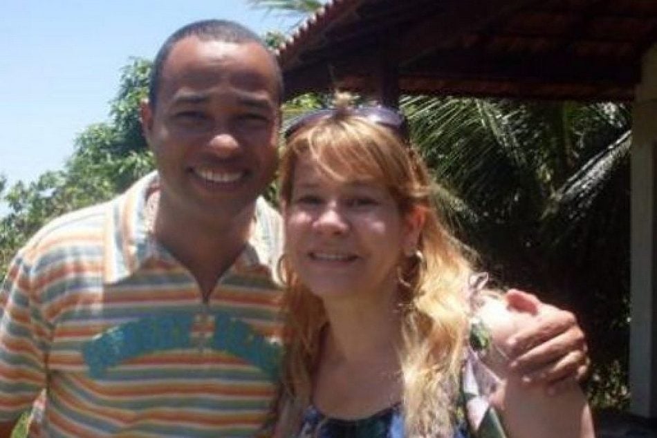 Chico et Roberta aujourd'hui, souriants avec leurs familles respectives