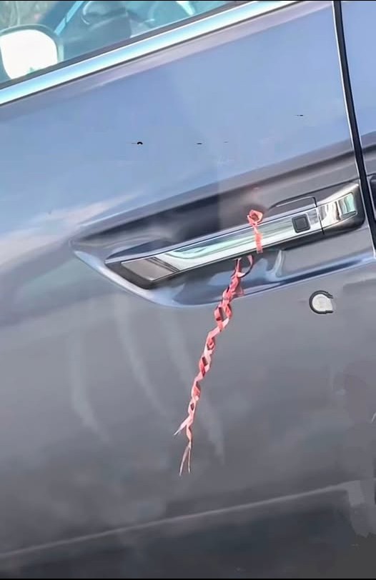 Tänk om en liten vajer som hänger från bilens dörrhandtag dolde en oanad fara?