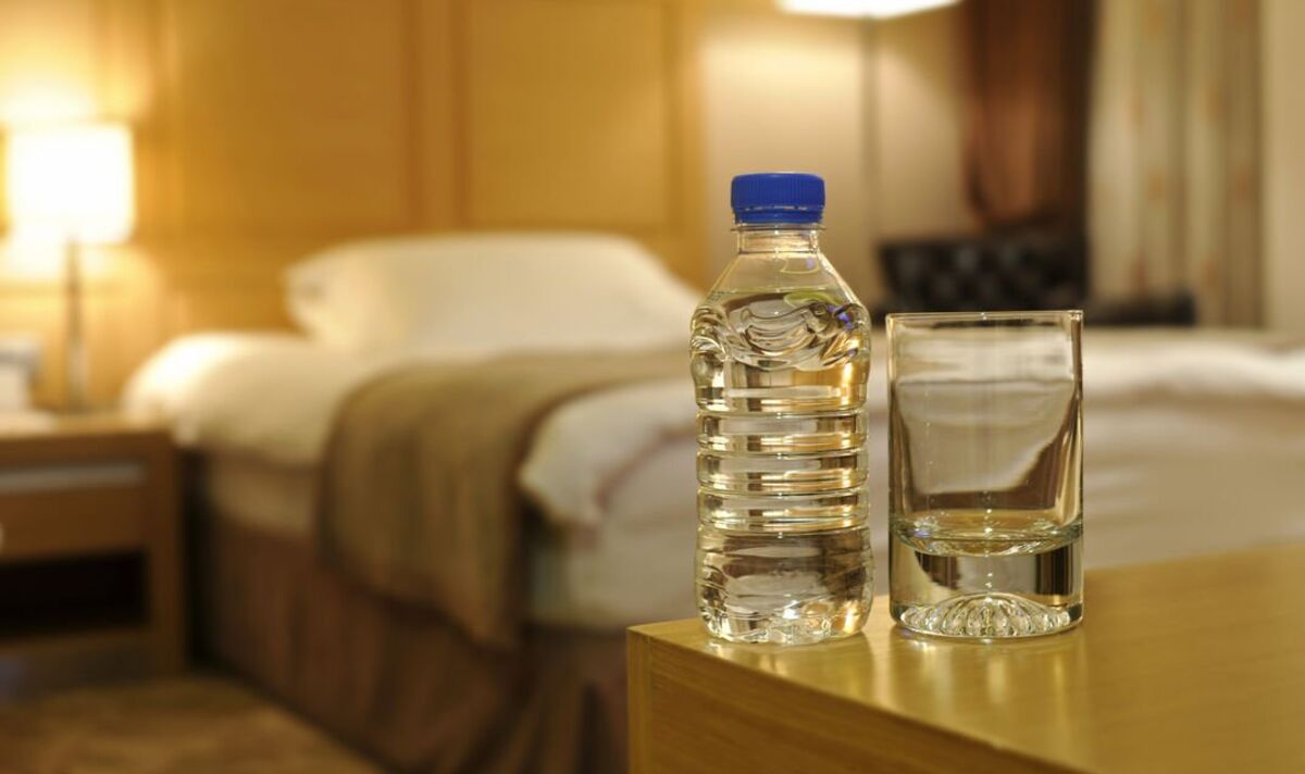 Smartphone affichant des astuces de voyage sur les réseaux sociaux