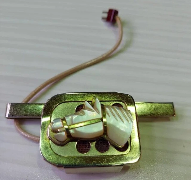 Appareil en bakélite avec un cornet et un cordon électrique