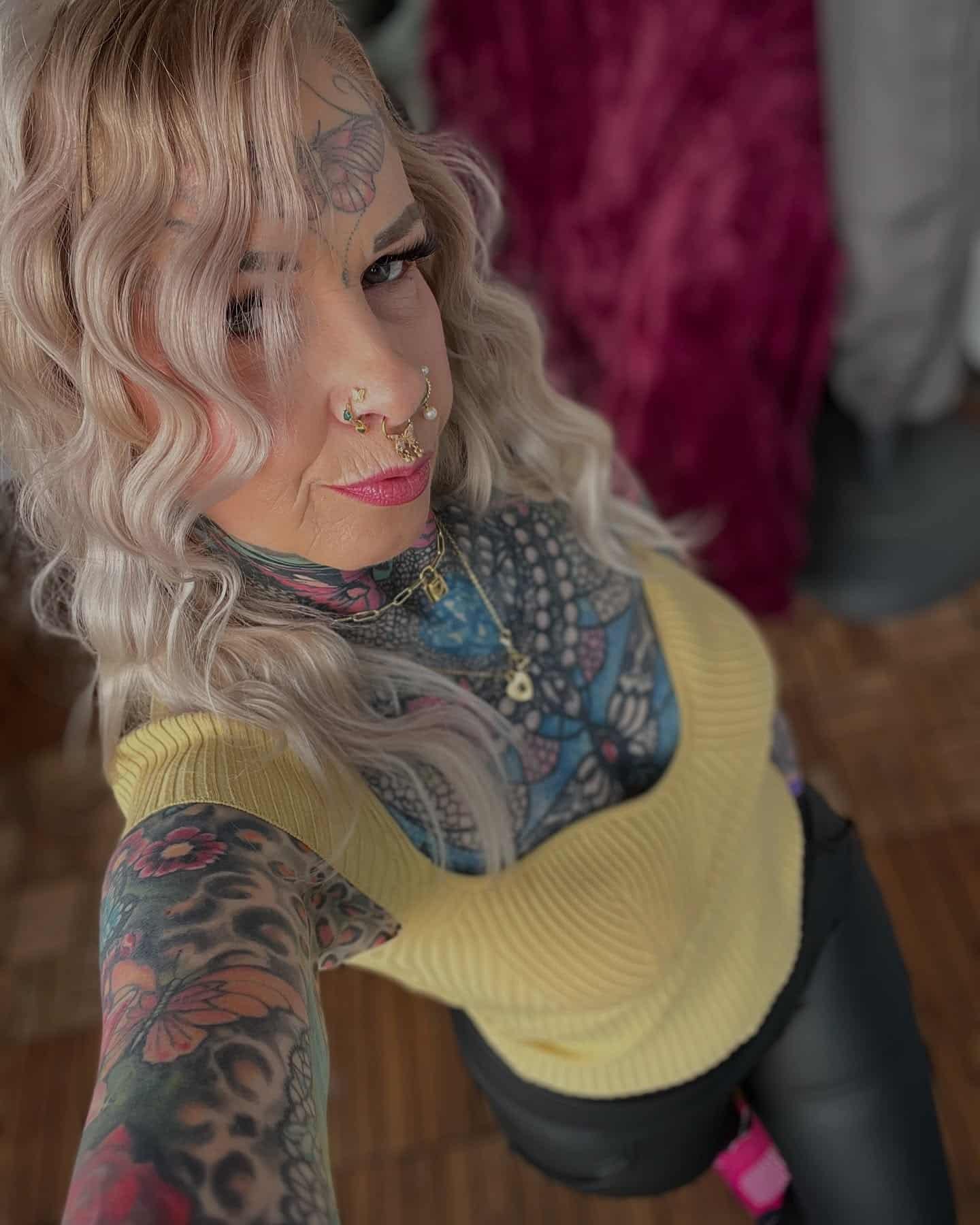 À 56 ans, elle était une grand-mère discrète : son incroyable mue en icône tatouée va vous surprendre
