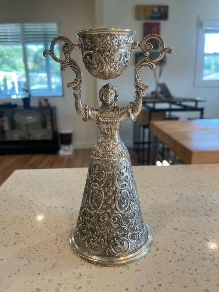 Coupe en céramique à deux anses et deux ouvertures