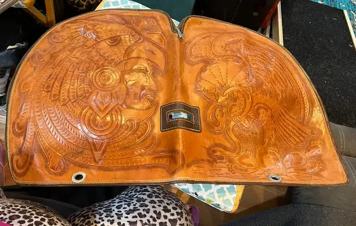 Rectangle en cuir avec fermeture rigide