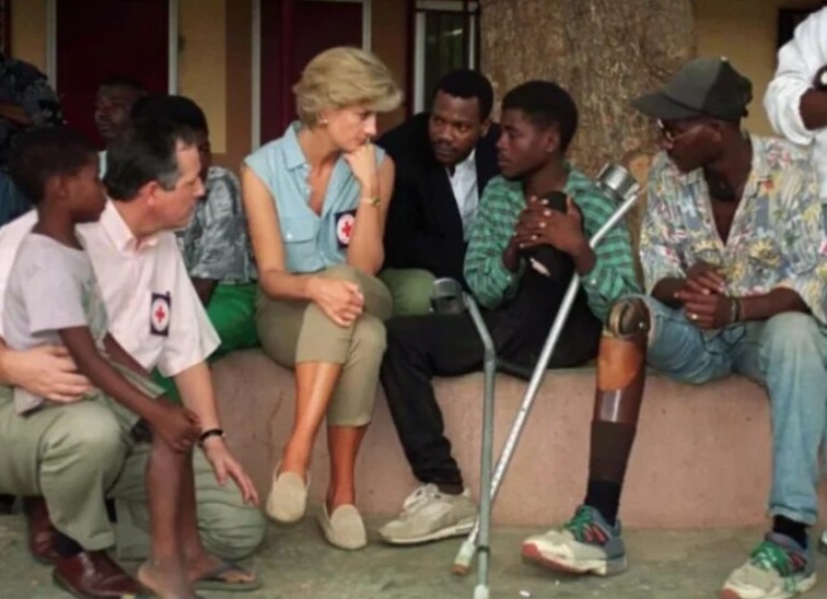 Diana serrant la main d'un patient dans un centre en Angola