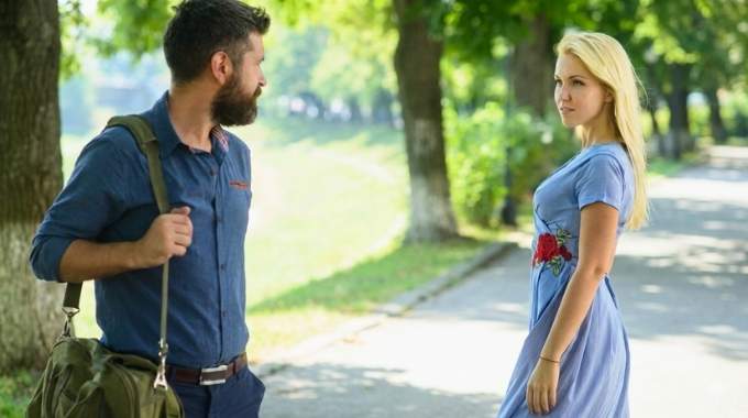 Regard masculin franc et souriant