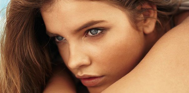 Yeux gris-bleutés au regard calme et analytique