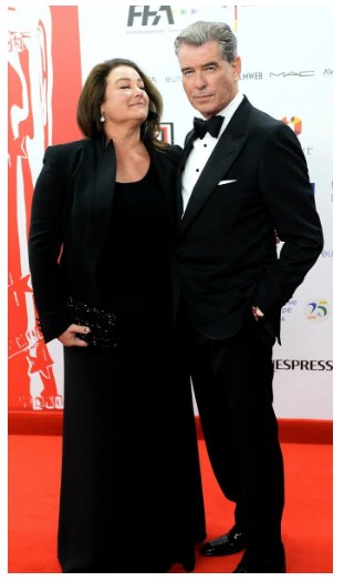 La femme de Pierce Brosnan sous le feu des éloges : ce qui a changé
