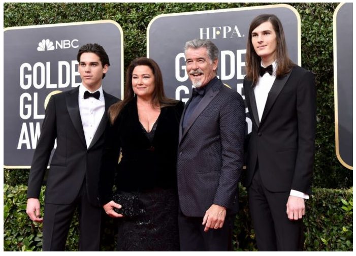 Keely Shaye Smith et Pierce Brosnan sur un tapis rouge, élégants et sereins