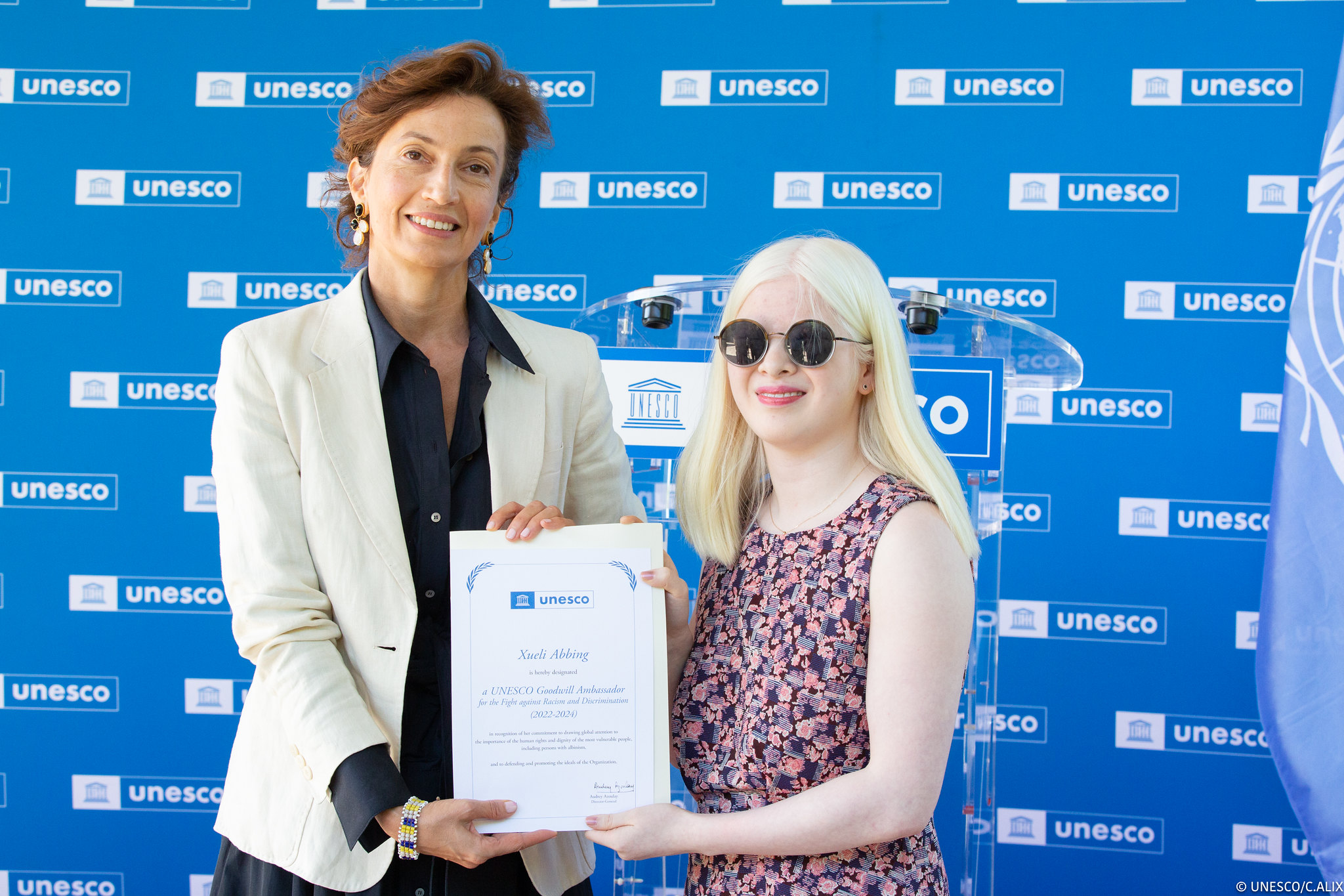 Portrait artistique de Xueli mettant en valeur son albinisme