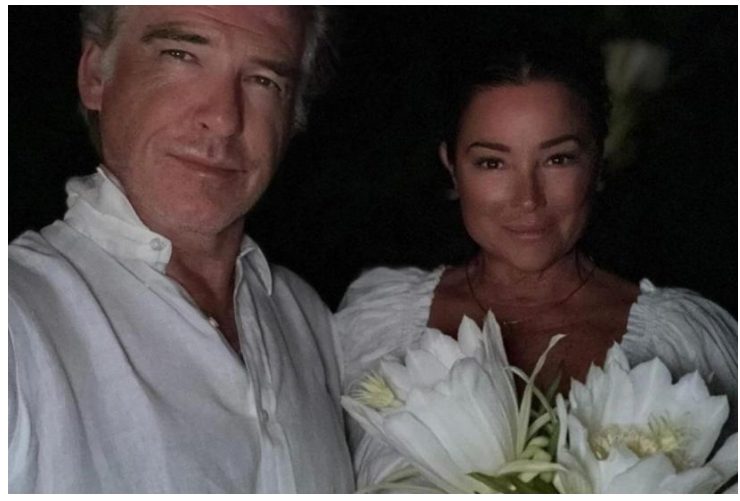 Pierce Brosnan et Keely Shaye Smith partageant un moment tendre